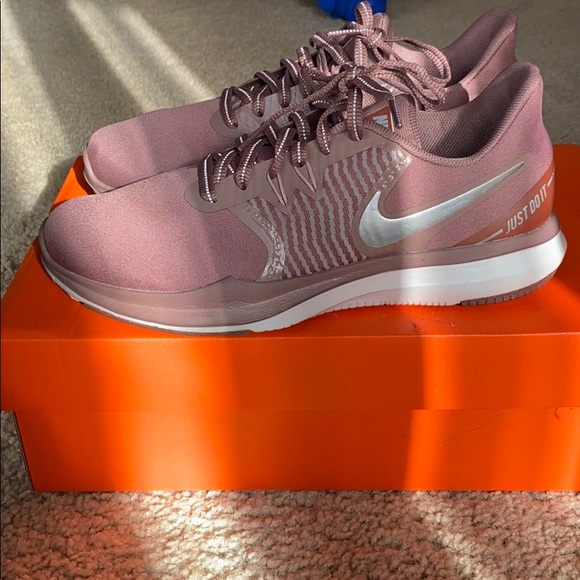 Women’s Nike - Picture 5 of 10